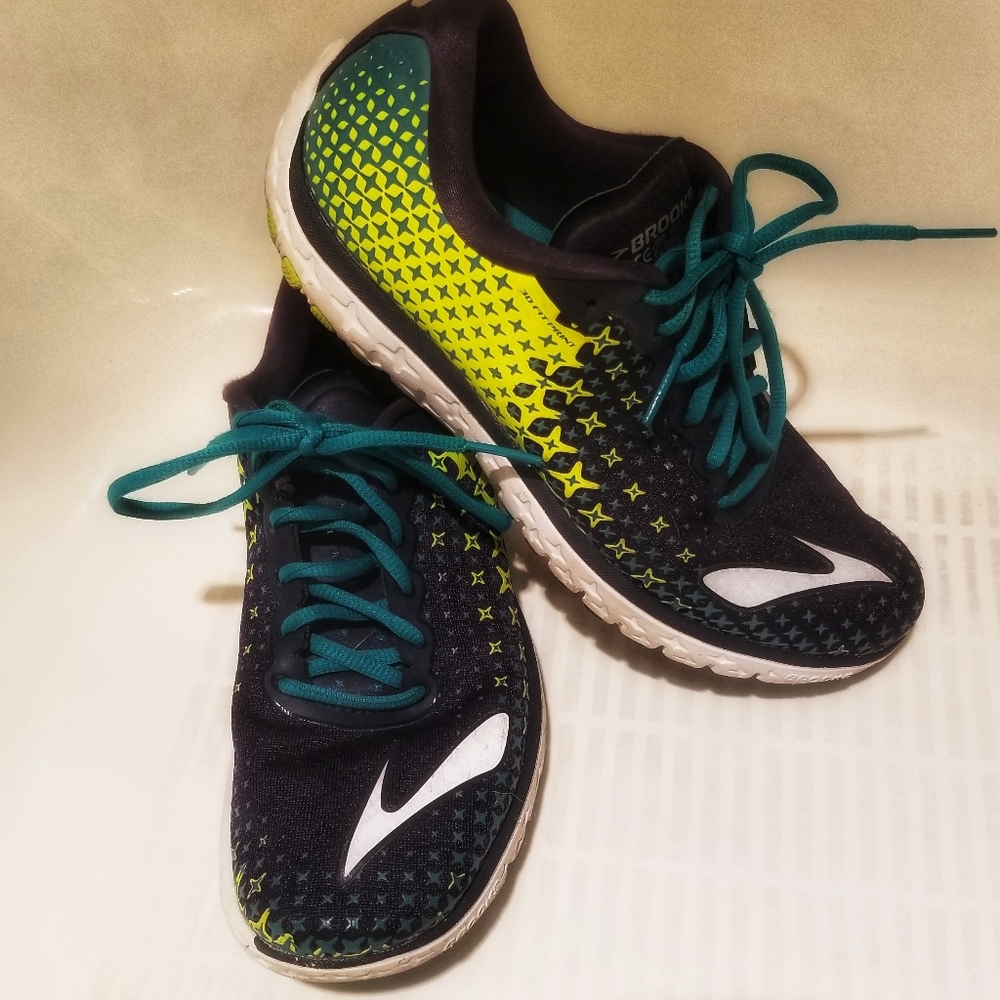 Brooks Pure Flow 5 DNA running shoes size 9.5. Nav